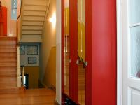 Schrank in rot mit Spiegel