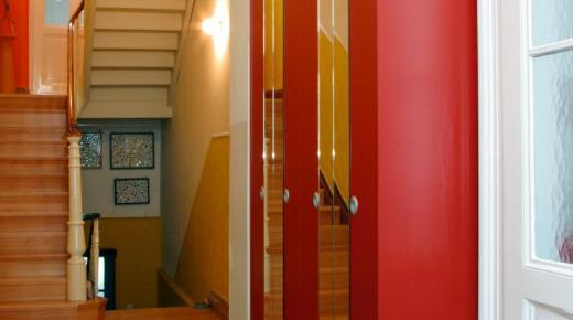 Schrank in rot mit Spiegel