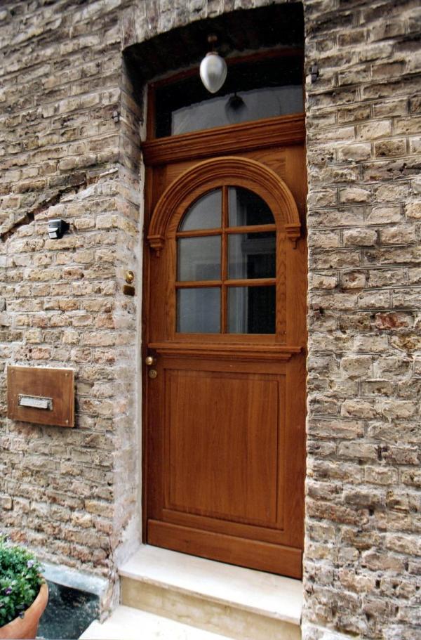 Altbautür mit Rundbogenfenster