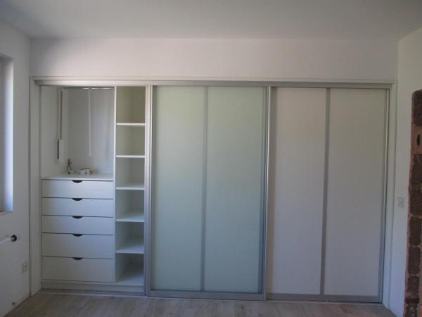 Kleiderschrank mit Schiebetüren