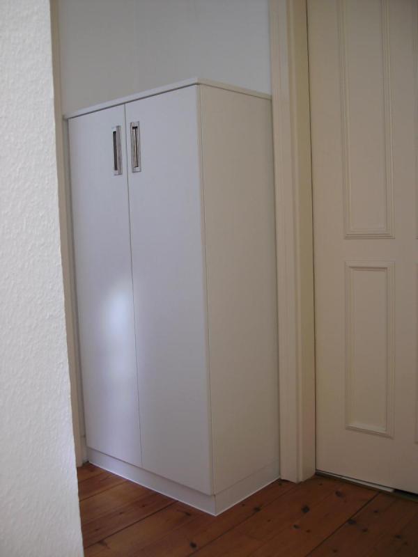 Schrank im Flur in weiß