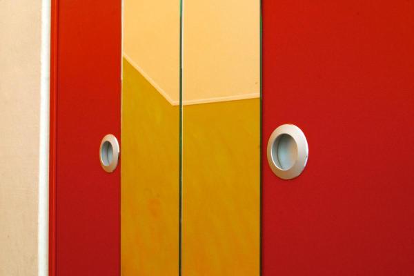 Schrank in rot mit Spiegel Nahaufnahme