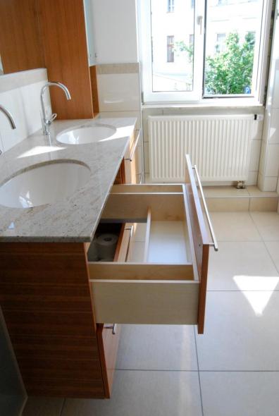 Waschtisch mit zwei Waschbecken