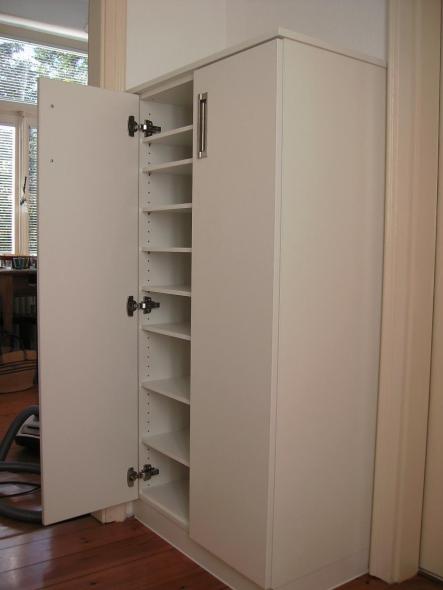Schrank im Flur in weiß geöffnet