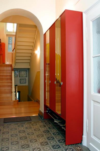 Schrank in rot mit Spiegel