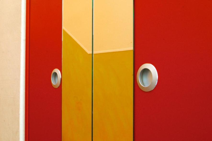 Schrank in rot mit Spiegel Nahaufnahme