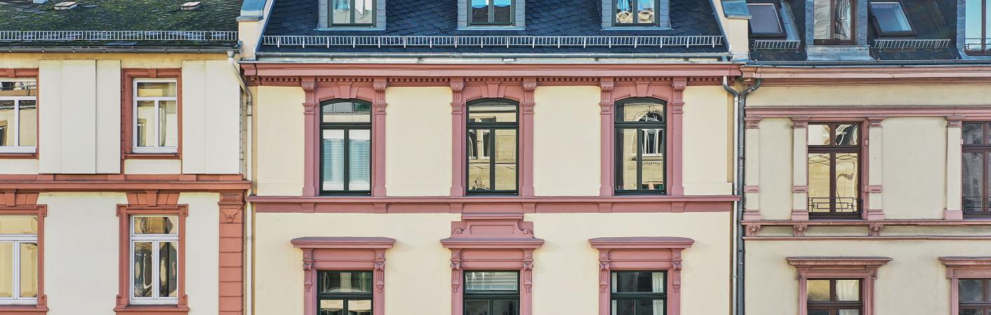 Altbau mit stilechten grünen Fenstern in Frankfurt am Main